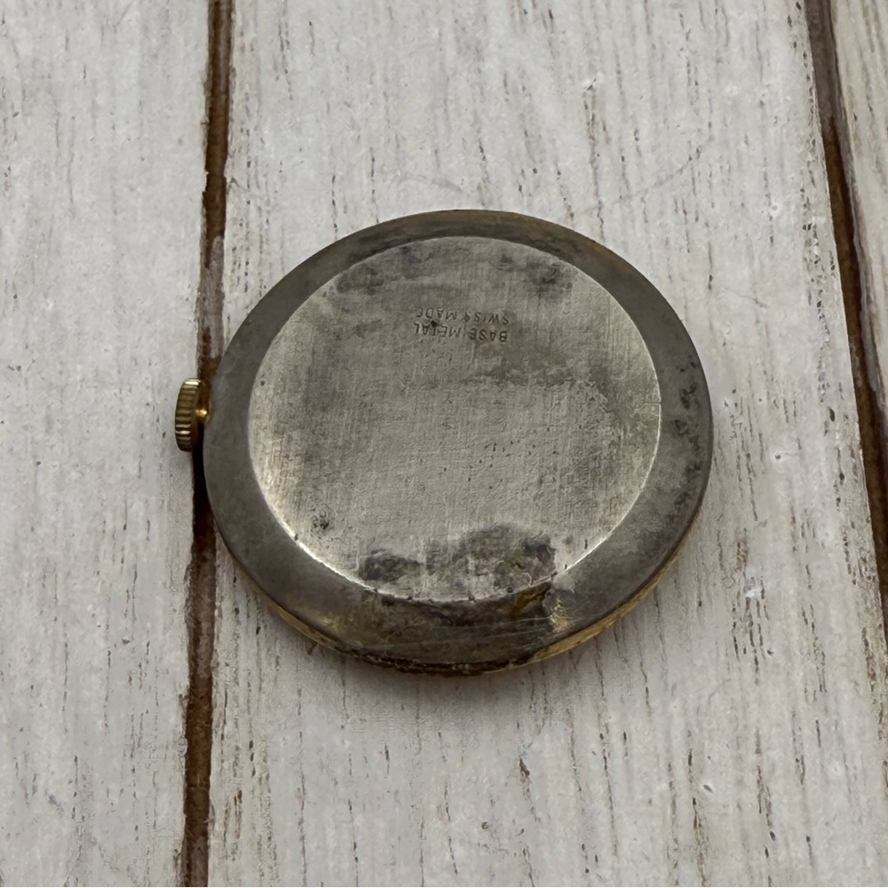 Gold tone saxony Watch face - Picture 4 of 5